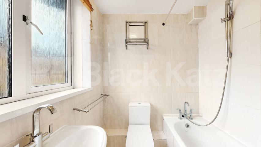 Stylish 2 Bed Split-Level Garden Flat in Prime W10 Location Dowland Street, Queens Park